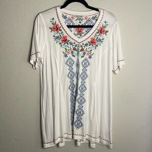 John Mark White Floral Embroidered V Neck Top size Medium